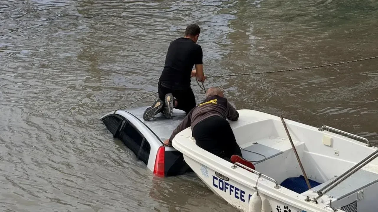 Kontrolden çıkan araç ırmağa uçtu! Kendi imkanlarıyla çıktılar