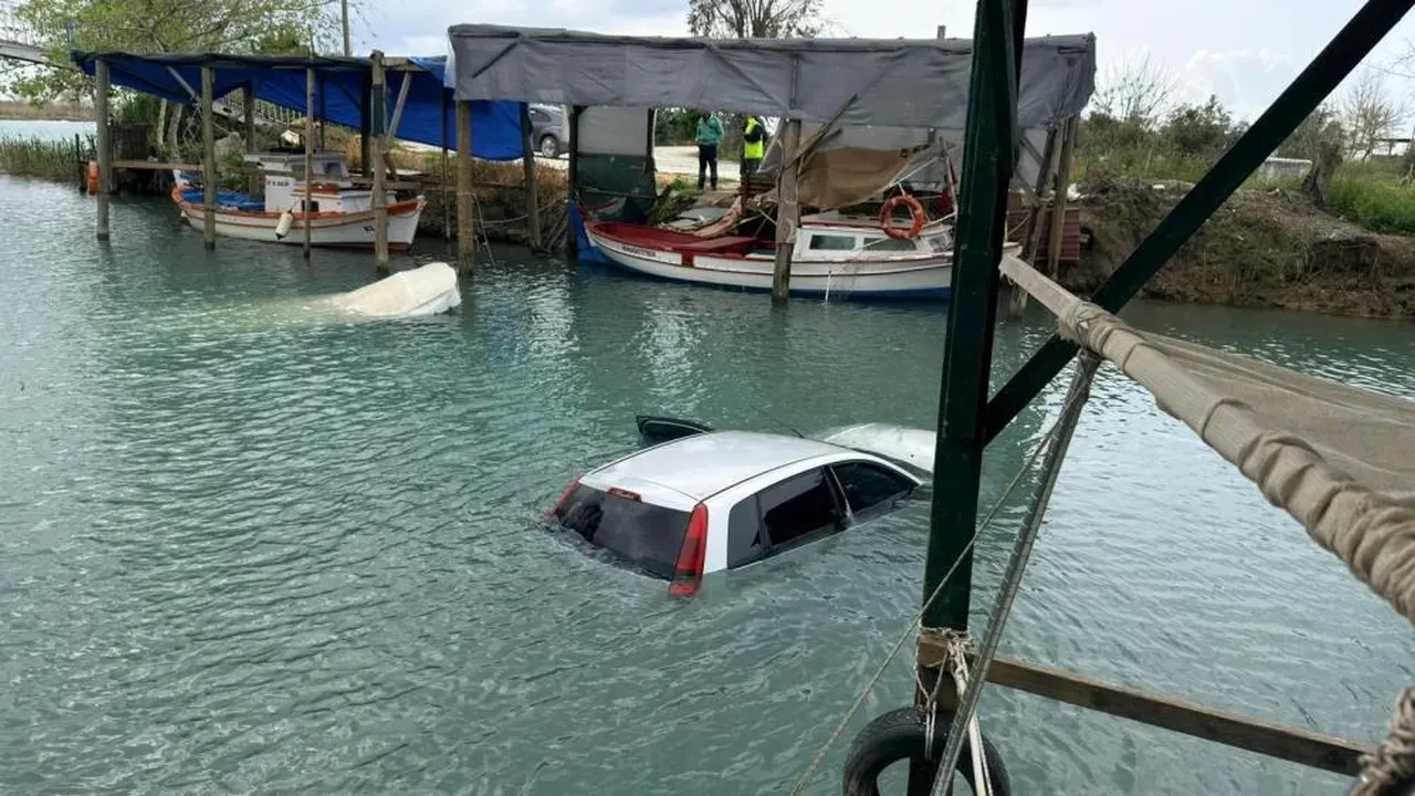 Kontrolden çıkan araç ırmağa uçtu! Kendi imkanlarıyla çıktılar