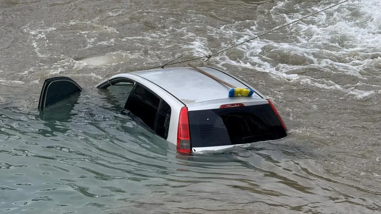 Kontrolden çıkan araç ırmağa uçtu! Kendi imkanlarıyla çıktılar