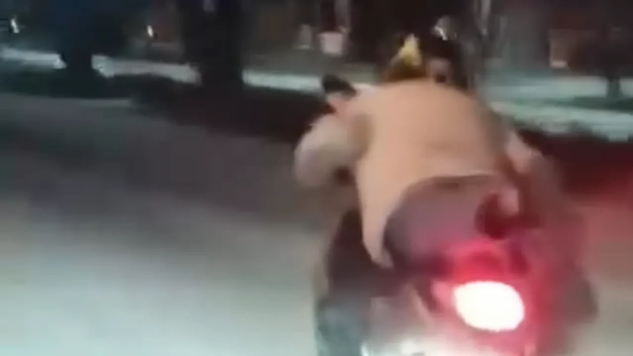 Motosikleti uzanarak sürdü! Elazığ'daki ilginç anlar kamerada