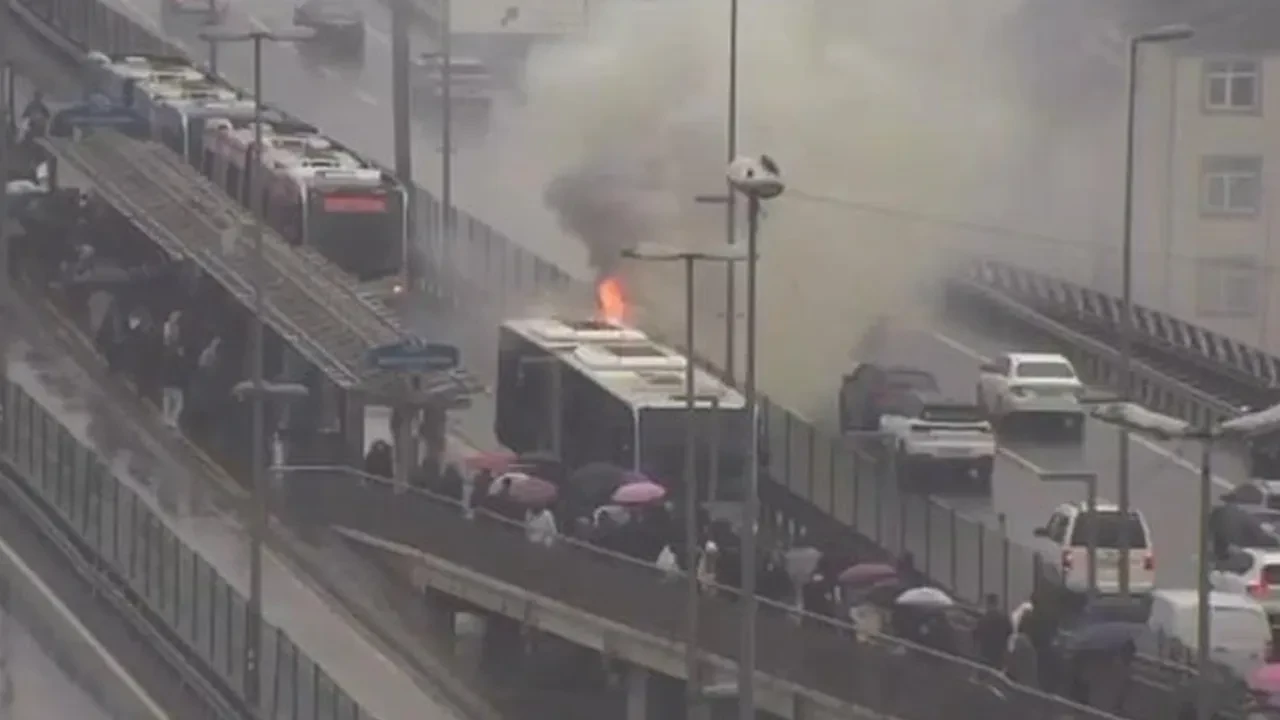 Perpa durağında metrobüs yangını! 