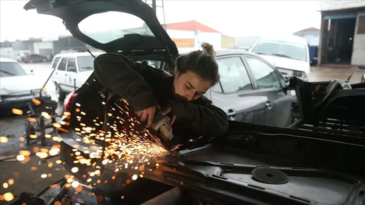 Sanayi ustalarının sırrı deşifre oldu! Aracınızın yakıt tüketimini tek bir dokunuşla anında %15 düşürebilirsiniz