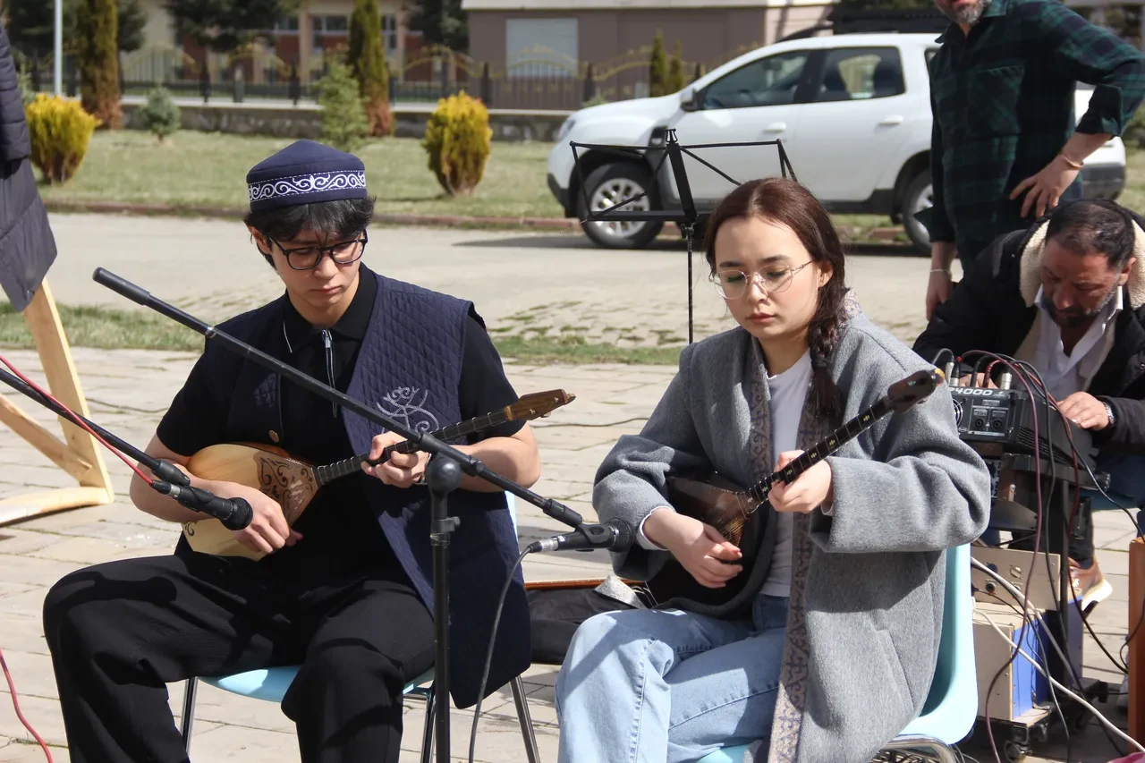 Sivas’ta dikkat çeken Nevruz kutlaması: Şahin havada uçtu, kurtlar alanda gezdi