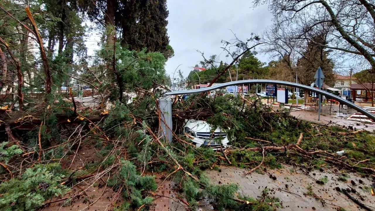 Tavas'ı fırtına vurdu! Denizli'de hayat felç oldu