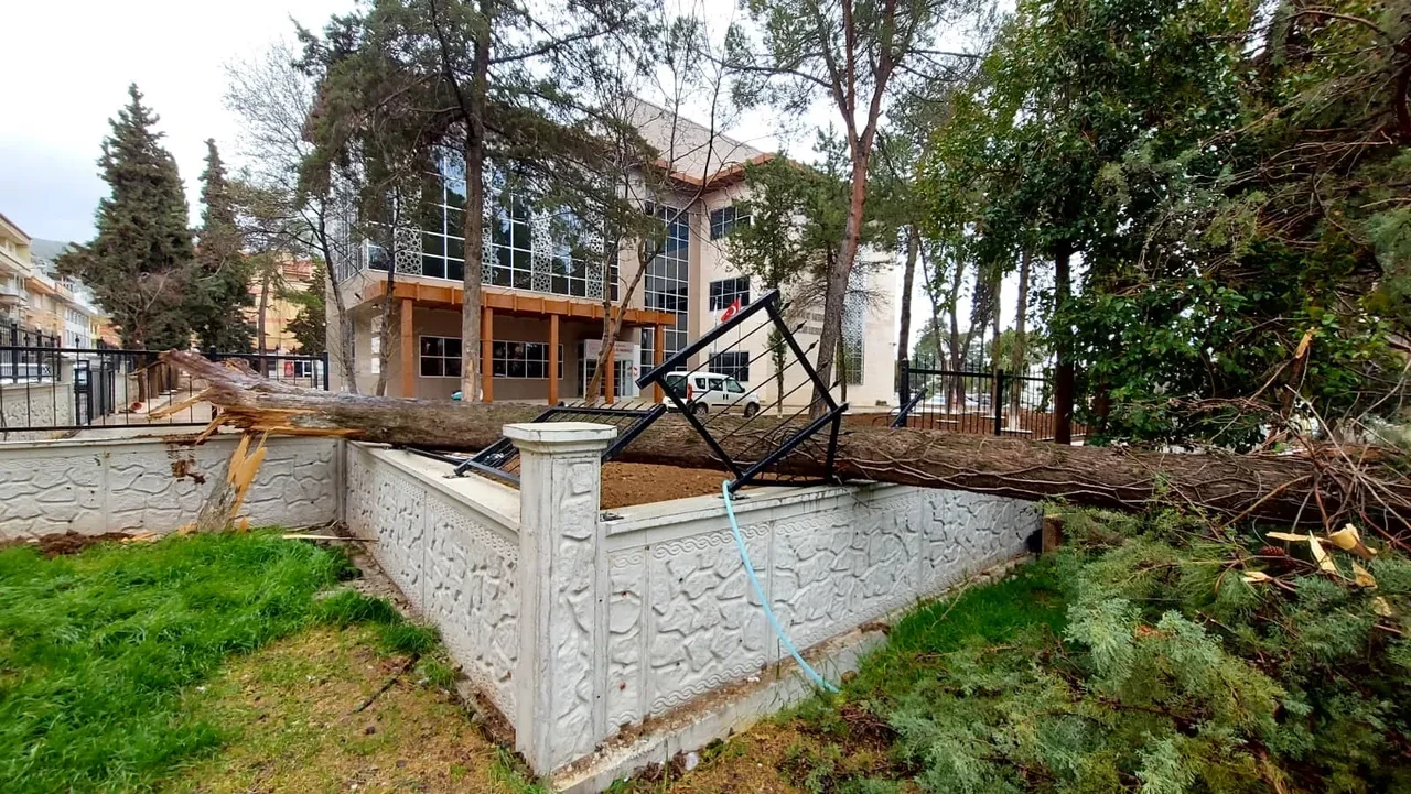 Tavas'ı fırtına vurdu! Denizli'de hayat felç oldu