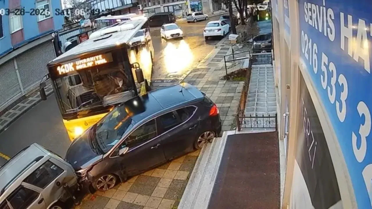 Ümraniye'de İETT otobüsü park halindeki araçlara çarptı