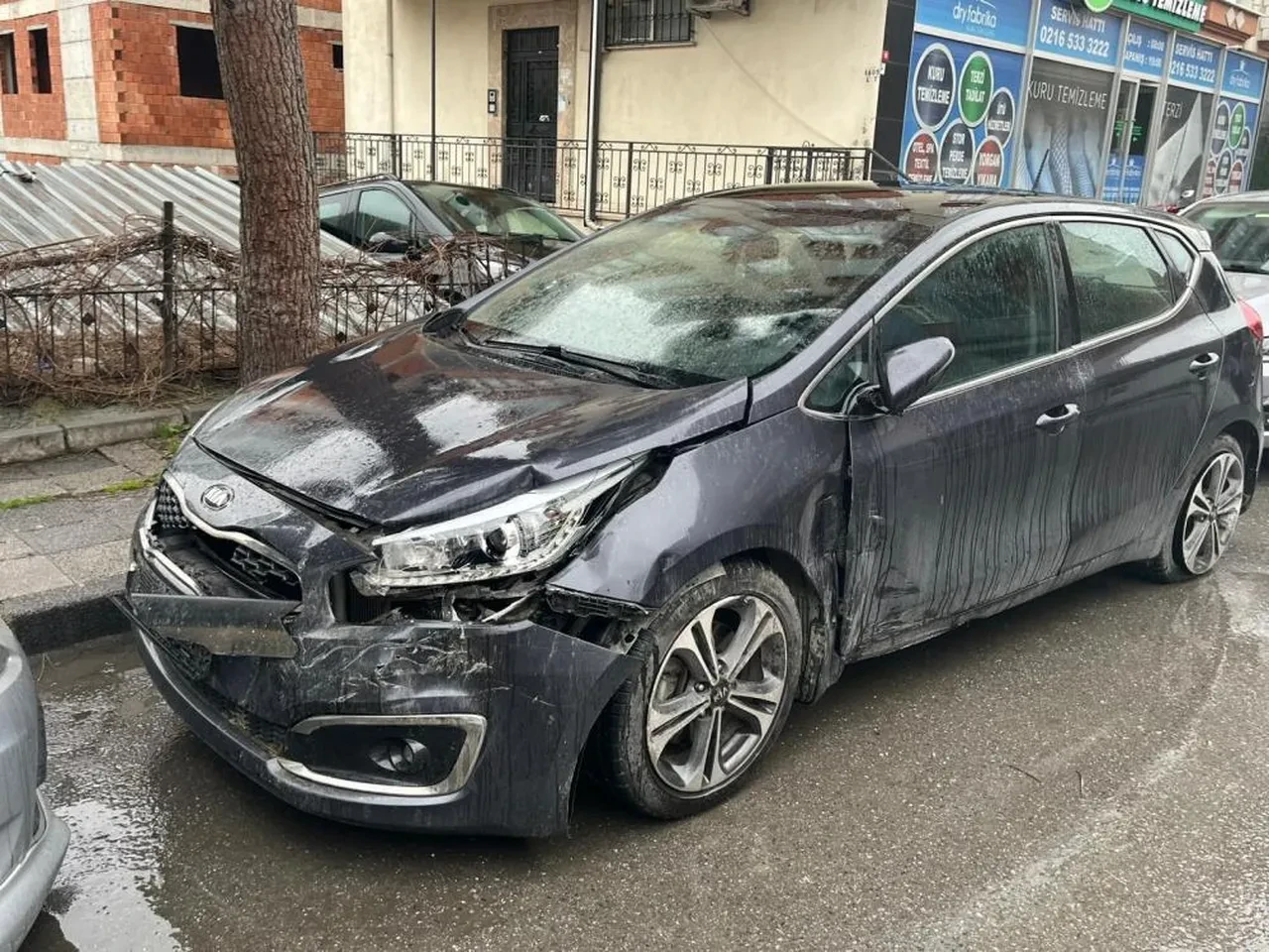 Ümraniye'de İETT otobüsü park halindeki araçlara çarptı