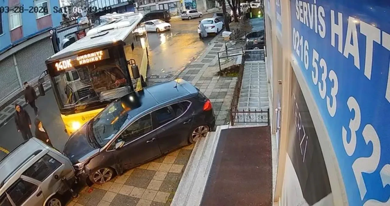 Ümraniye'de İETT otobüsü park halindeki araçlara çarptı