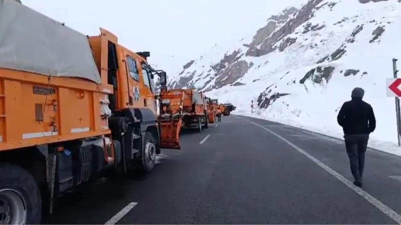 Van-Hakkari karayolunda çığ: Çok sayıda araç mahsur kaldı
