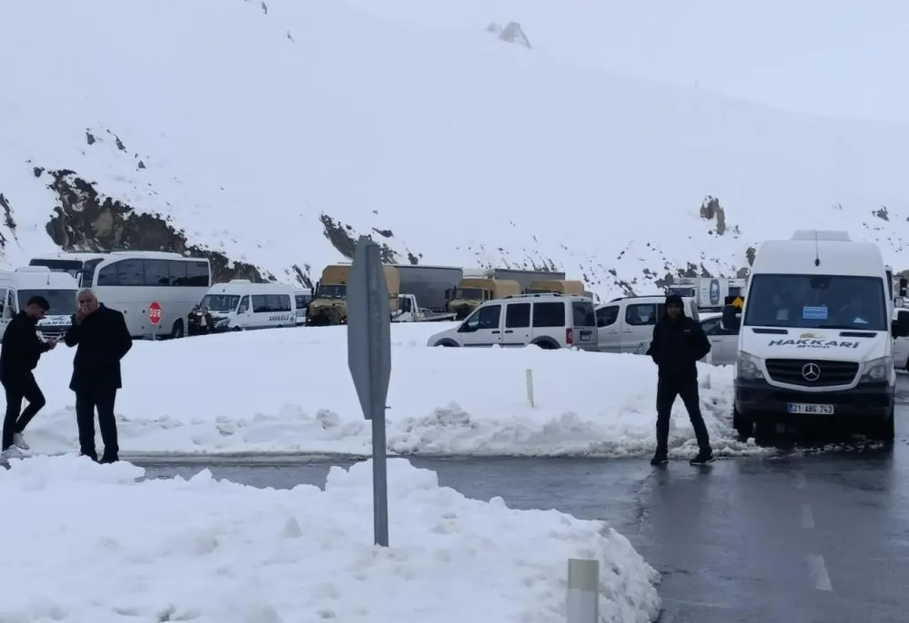 Van-Hakkari karayolunda çığ: Çok sayıda araç mahsur kaldı