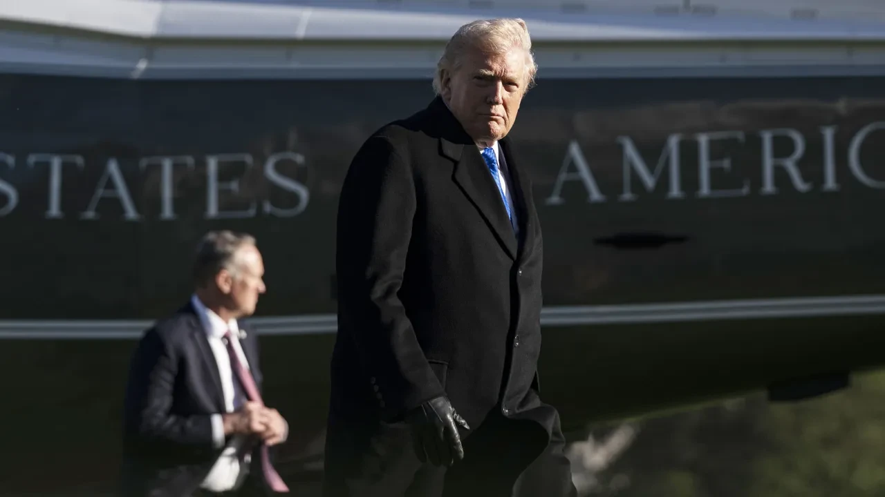 ABD lideri Donald Trump'ın kulağına fısıldayan adam