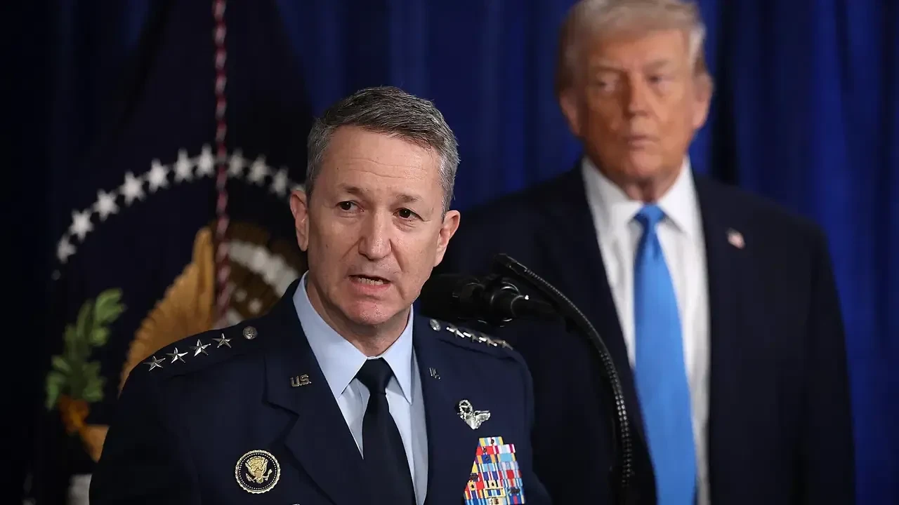 ABD lideri Donald Trump'ın kulağına fısıldayan adam