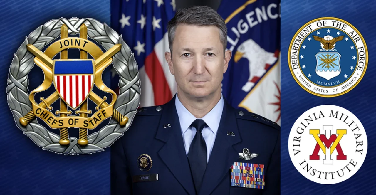 ABD lideri Donald Trump'ın kulağına fısıldayan adam