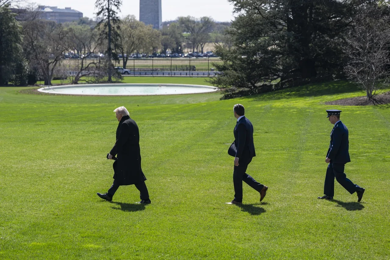 ABD lideri Donald Trump'ın kulağına fısıldayan adam