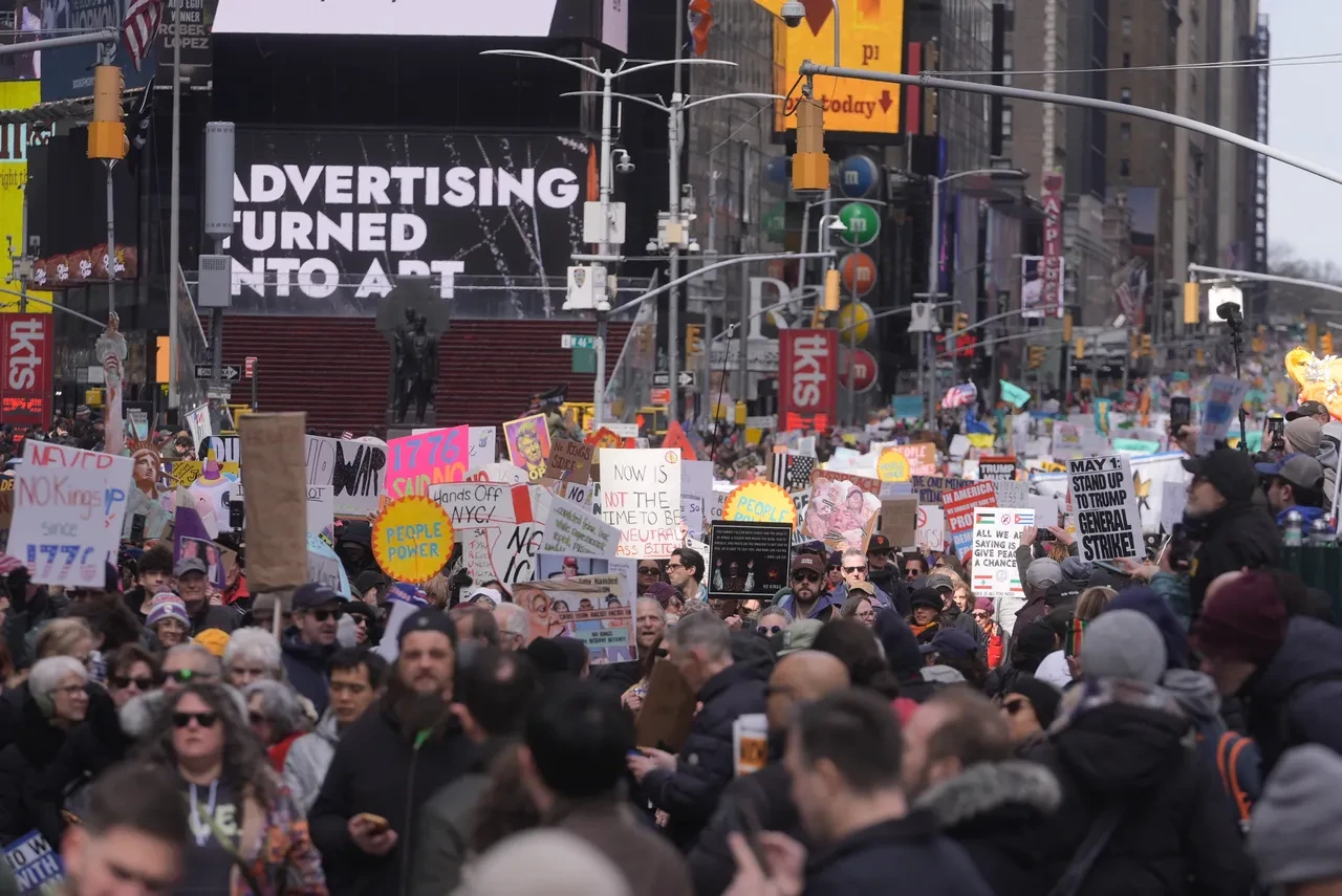 ABD'de 'Krallara hayır' protestosu! Donald Trump karşıtları meydanlara indi