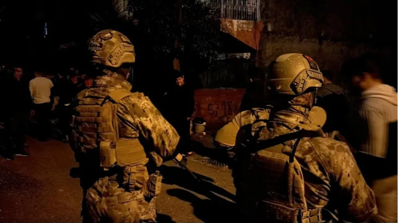 Adana’da müstakil evde şiddetli patlama: 2 ağır yaralı