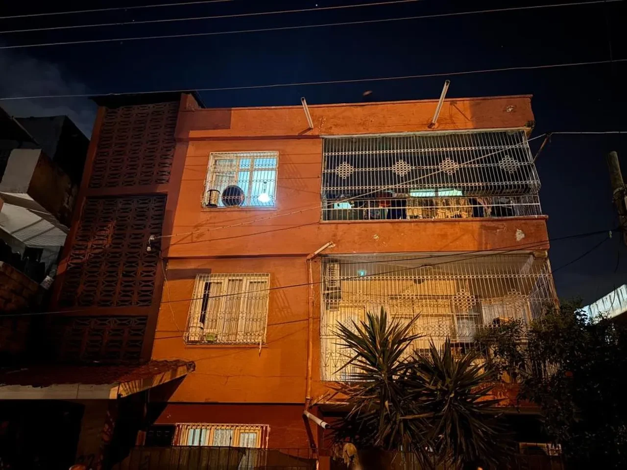 Adana’da müstakil evde şiddetli patlama: 2 ağır yaralı