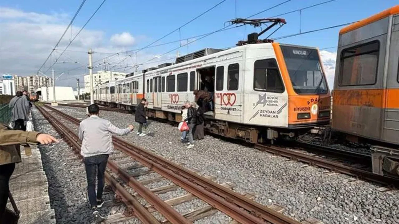 Adana'da son durakta korkutan kaza! Metro raydan çıktı