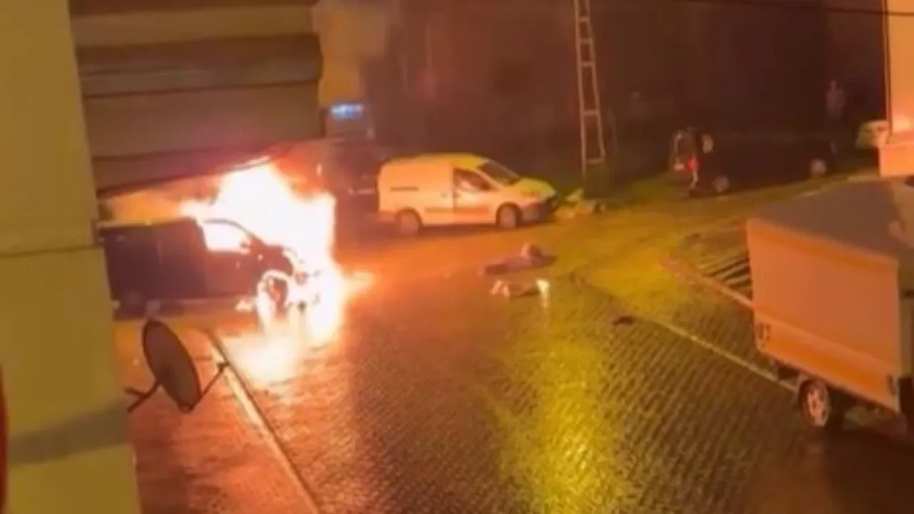 Başakşehir’de sokak ortasında araç alev topuna döndü! 