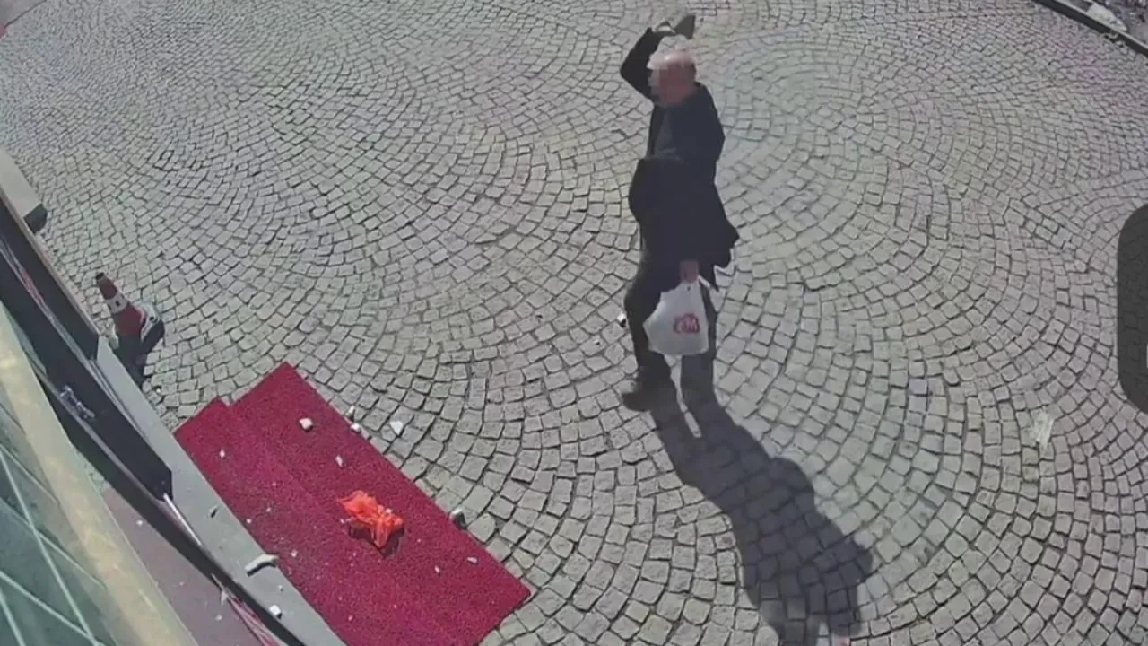 Eczaneye taşla saldırıp yağla yakmaya çalıştı! Saldırgana '200 metre' yasağı verildi