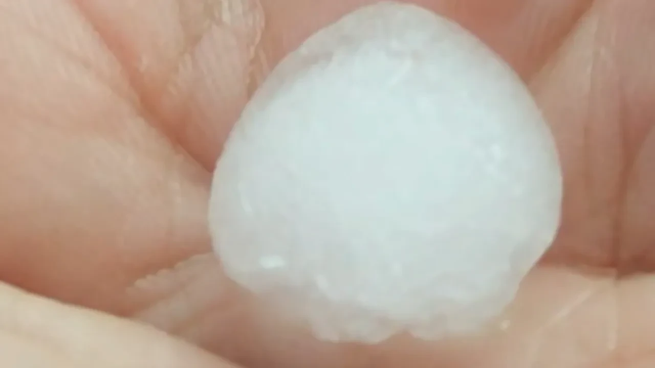 Erik büyüklüğünde yağdı! Adana’yı yağmurun ardından dolu vurdu