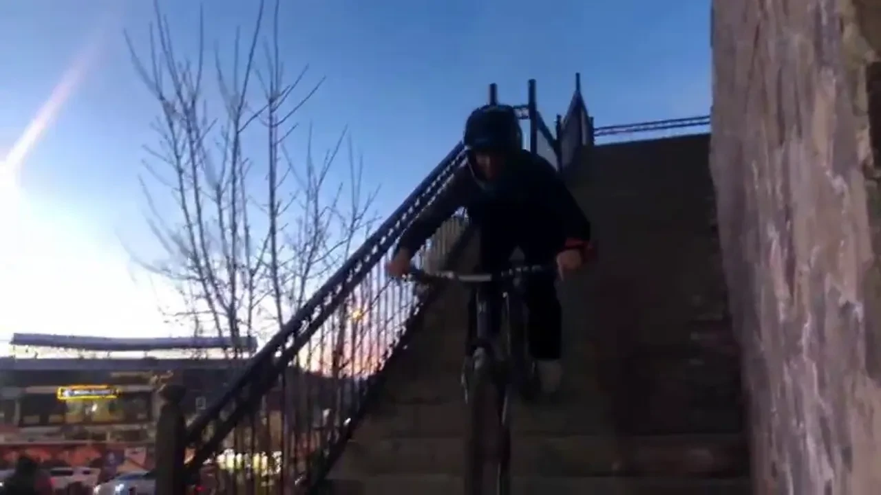 Erzurumlu gençlerin adrenalin tutkusu: Merdivenlerden bisikletlerle indiler