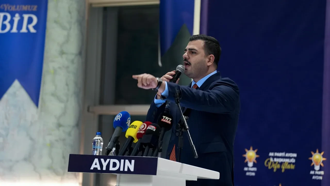 Eyyüp Kadir İnan'dan Özgür Özel'e sert tepki: Hırsızların hakkını savunuyorsun