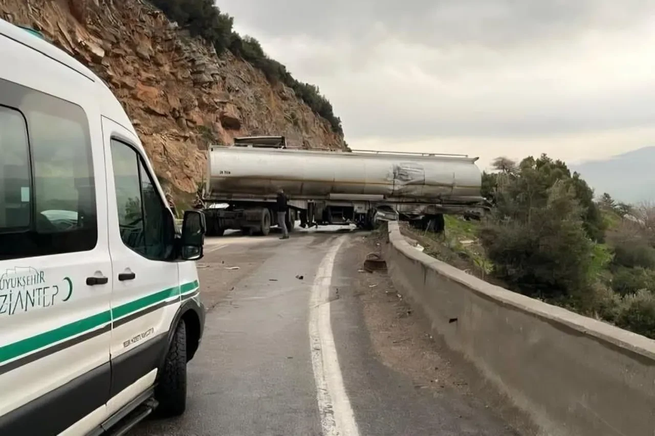Gaziantep’te feci kaza! İki tır kafa kafa çarpıştı: Sürücü sıkıştığı yerde can verdi