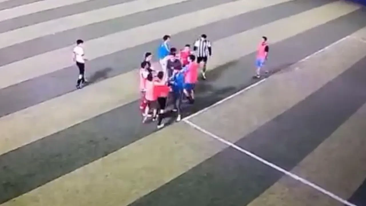 Halı saha boks ringine döndü! Tekme ve yumruklar havada uçuştu