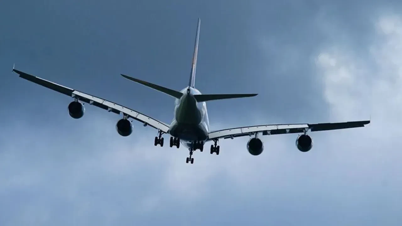 Hava trafiğine sağanak ve fırtına engeli! Çok sayıda uçak seferi iptal edildi