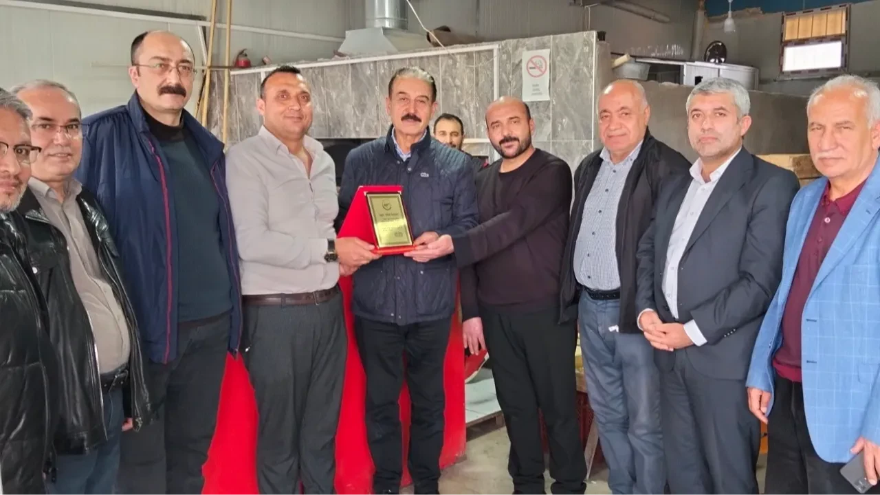 İş yeri yanan esnaf yaptığı hareketle takdir topladı: Plaketle ödüllendirildi