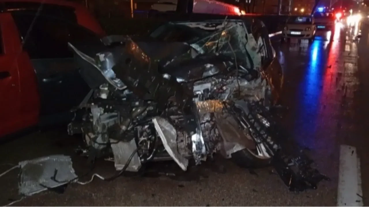 Kaza yapan araca yardım etmek isterken kamyonet çarptı: 3 araç birbirine girdi