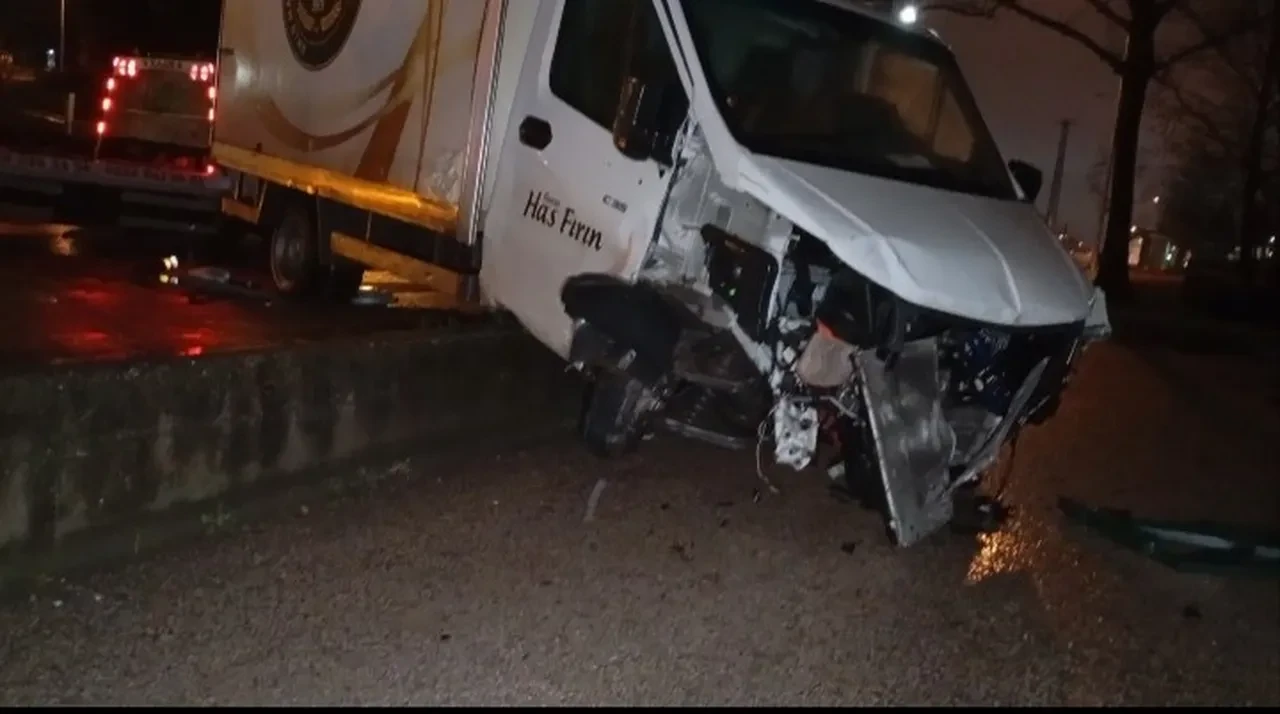 Kaza yapan araca yardım etmek isterken kamyonet çarptı: 3 araç birbirine girdi