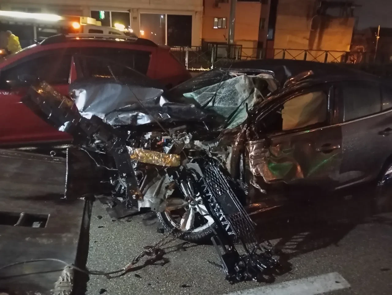 Kaza yapan araca yardım etmek isterken kamyonet çarptı: 3 araç birbirine girdi