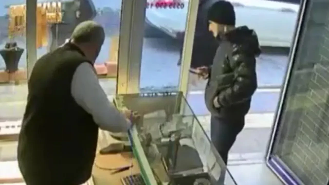 Kuyumcuyu bir saniyelik dalgınlıkla oyalayarak yüzüğü alıp kaçtı