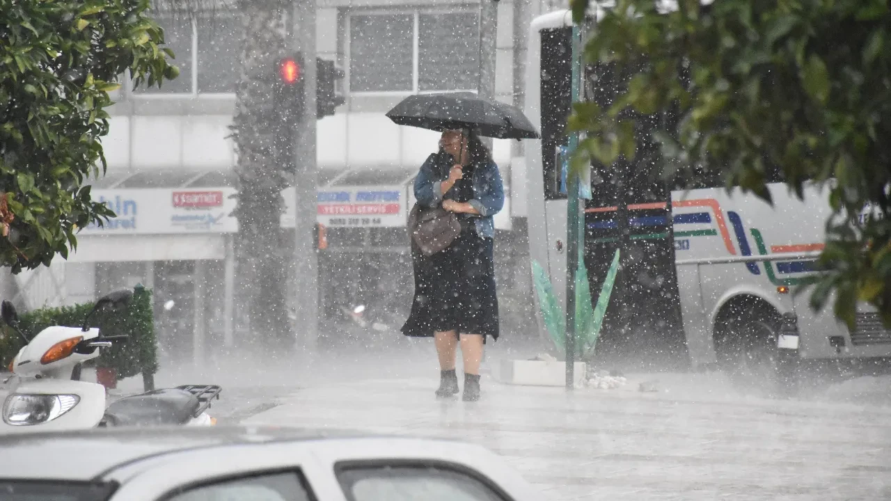 Meteoroloji tek tek uyardı! 10 ilde sarı kodlu alarm: Kar ve sağanak bastıracak