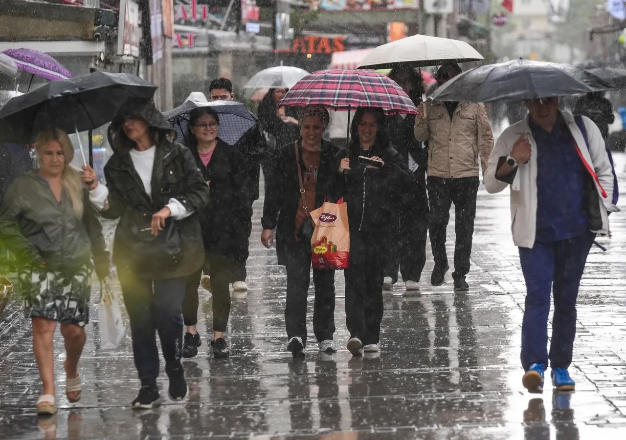 Meteoroloji tek tek uyardı! 10 ilde sarı kodlu alarm: Kar ve sağanak bastıracak