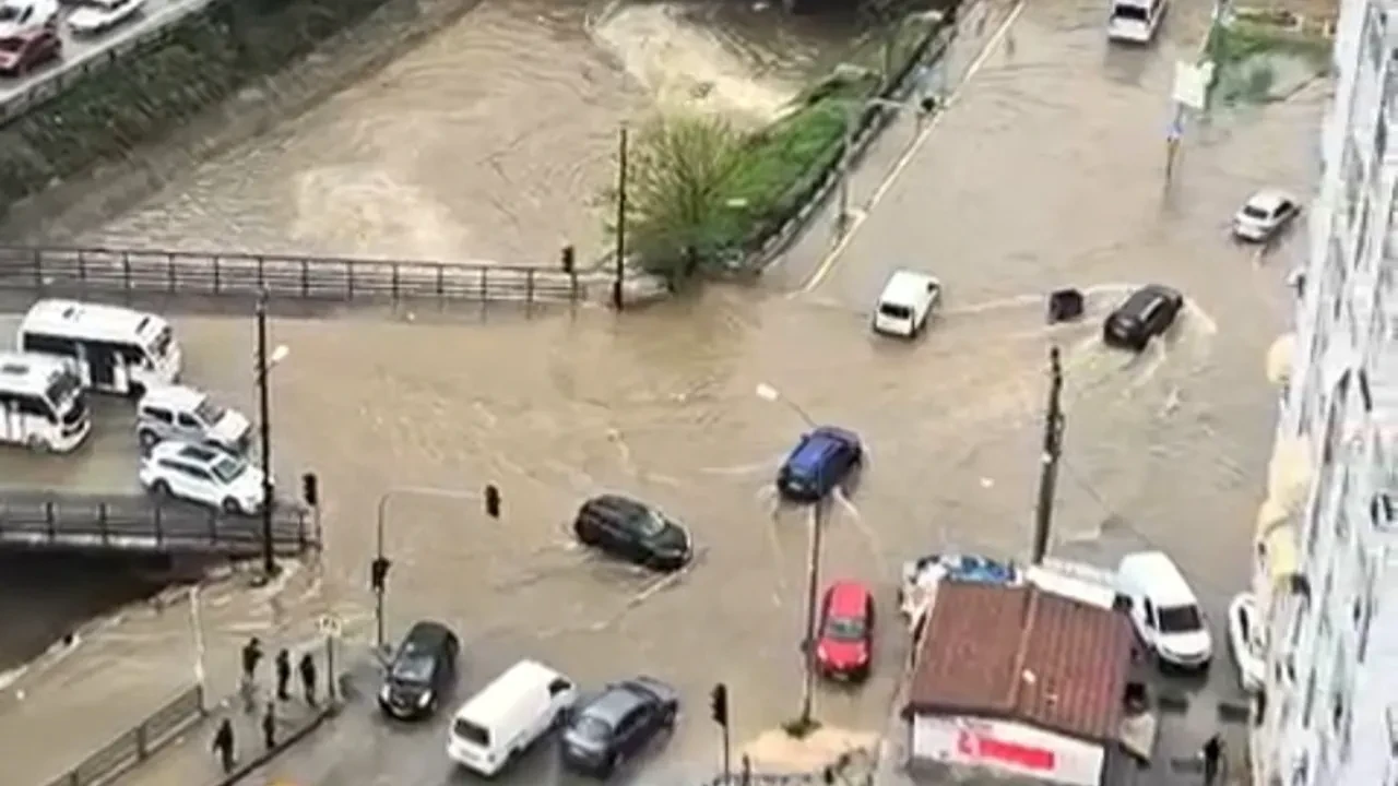 Şiddetli yağış Adana’yı vurdu: Yağmur dereleri taşırdı, yollar göle döndü