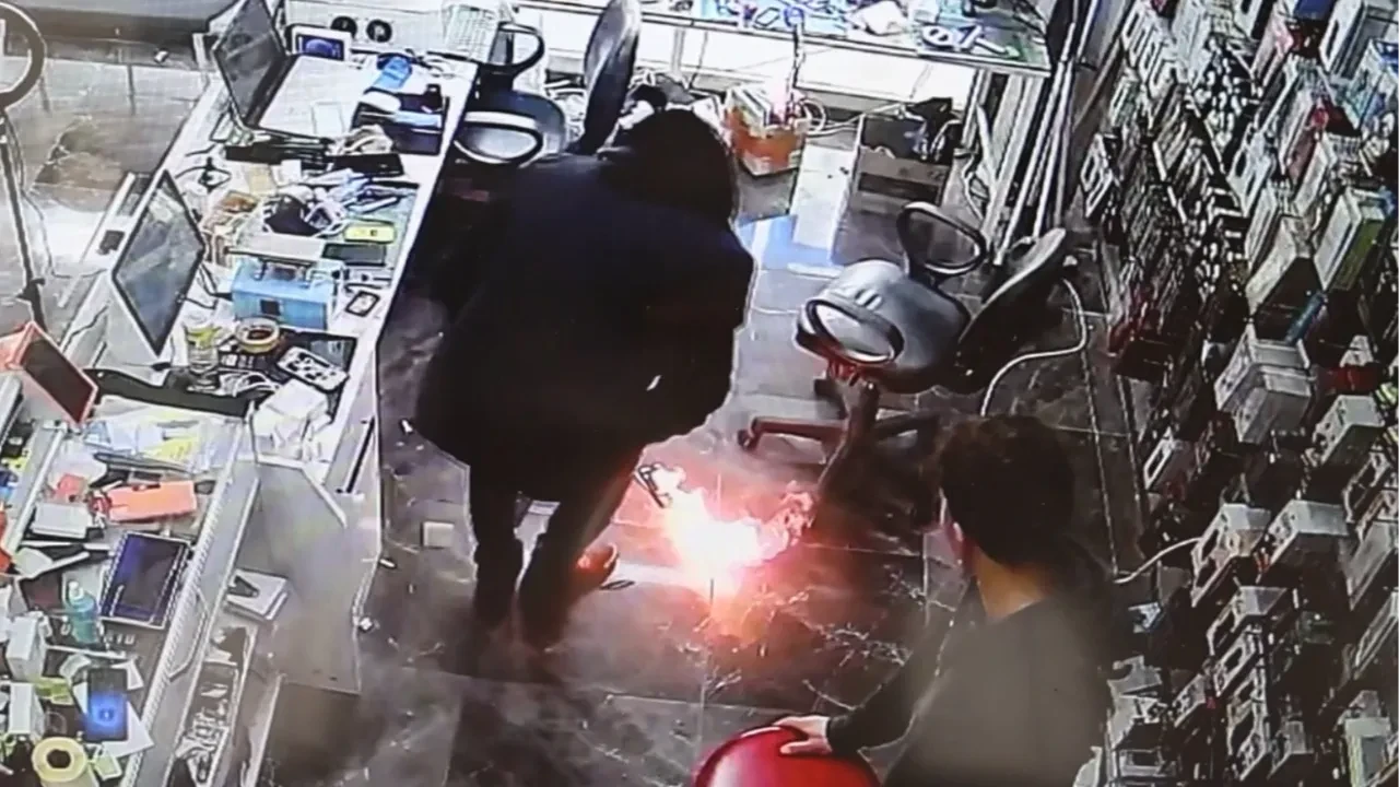 Tamire götürülen telefon bomba gibi patladı: Güvenlik kamerası o anları anbean kaydetti