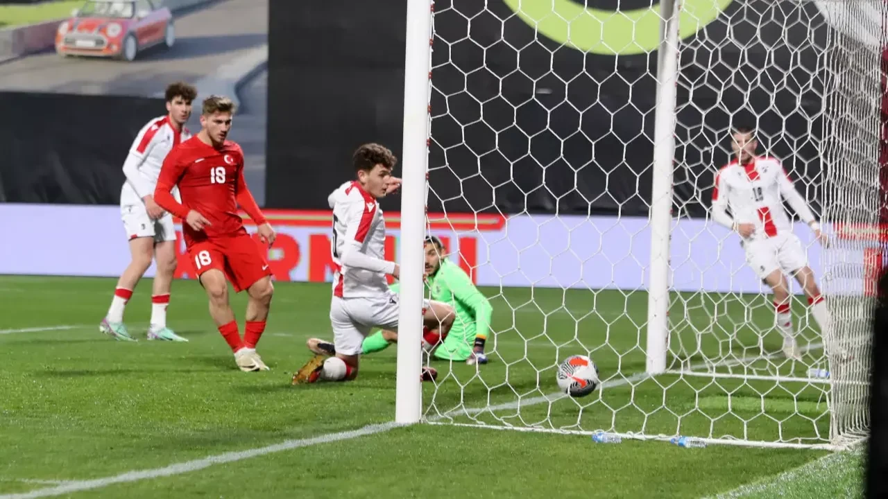 Ümit Milli Futbol Takımı hedefe odaklandı: Semih Kılıçsoy'un ardından Hamza Akman hamlesi!