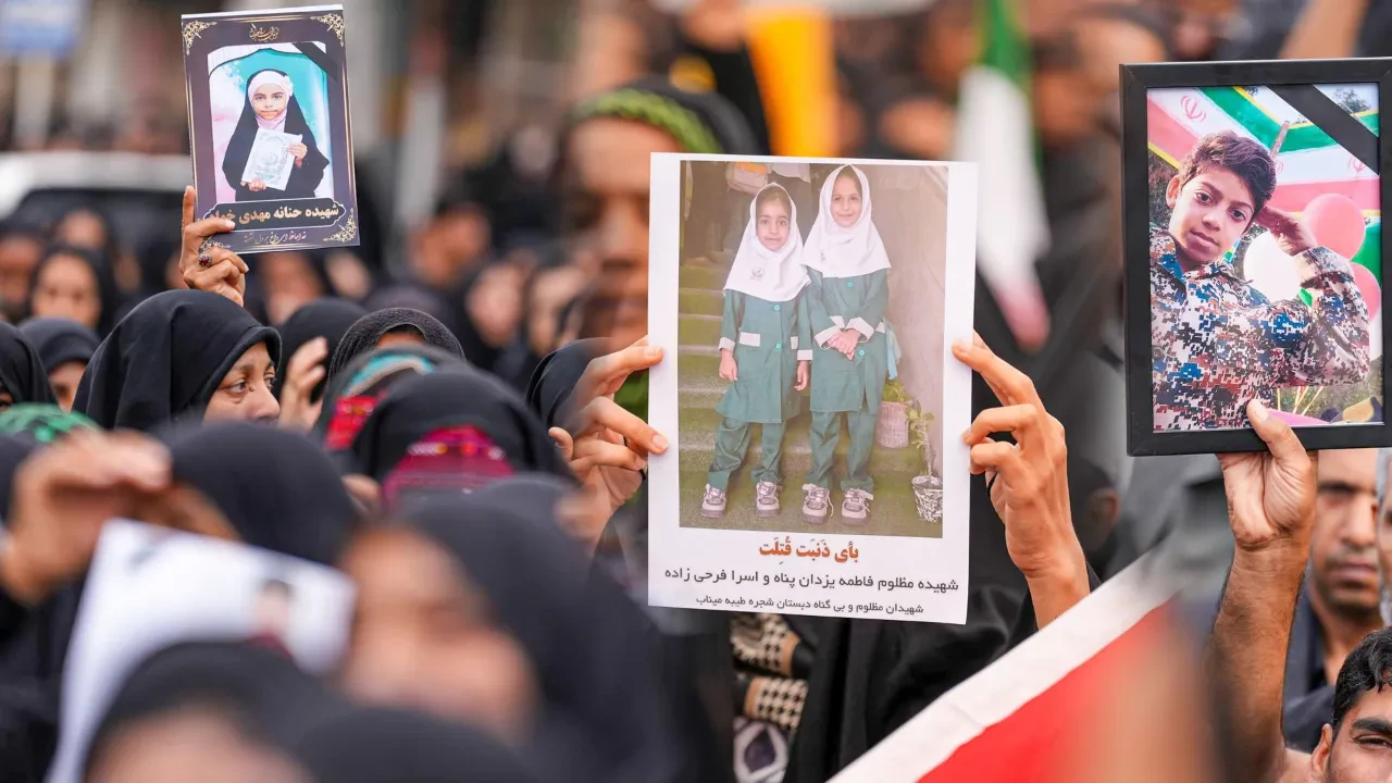 ABD ve İsrail saldırısında ölen 153 çocuğun cenazesine binler katıldı