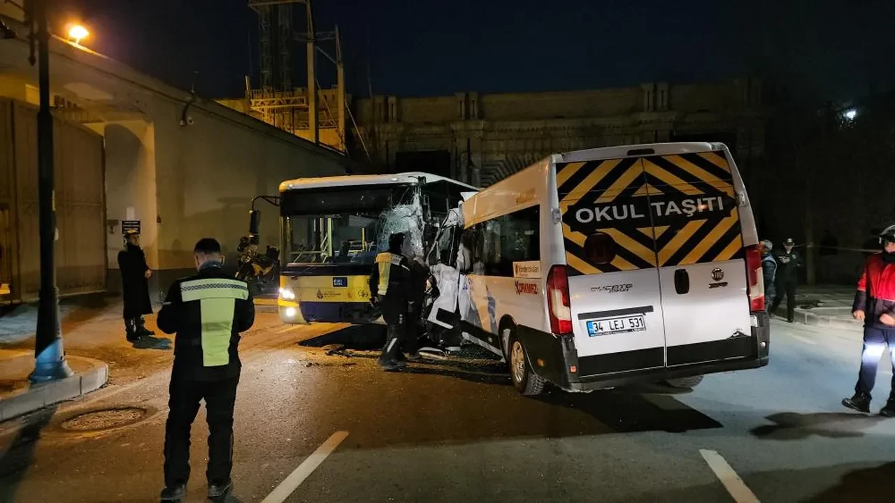Beşiktaş'ta İETT otobüsü ile minibüs kafa kafaya çarpıştı