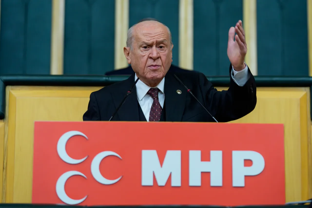 Devlet Bahçeli'den dikkat çeken yüzük ve rozet! İran savaşına Yusuf Suresi ile mesaj