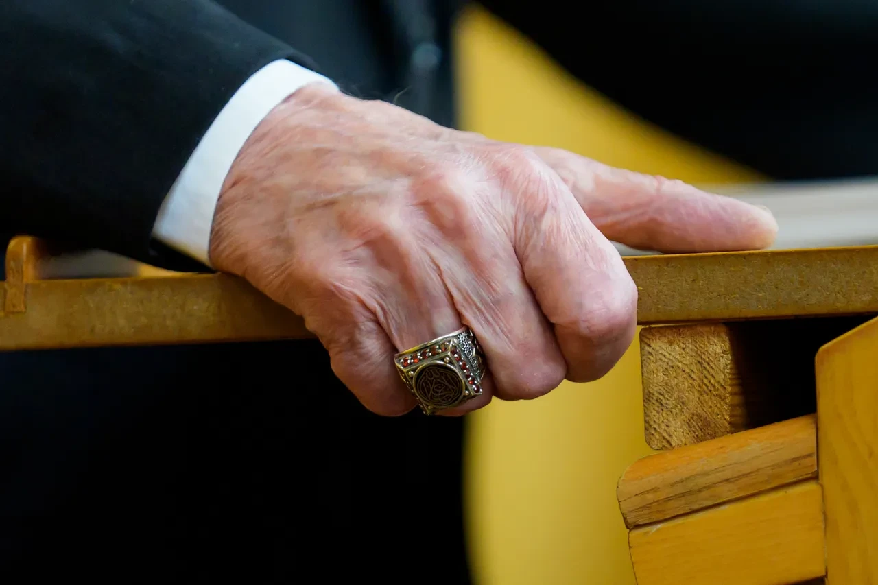 Devlet Bahçeli'den dikkat çeken yüzük ve rozet! İran savaşına Yusuf Suresi ile mesaj