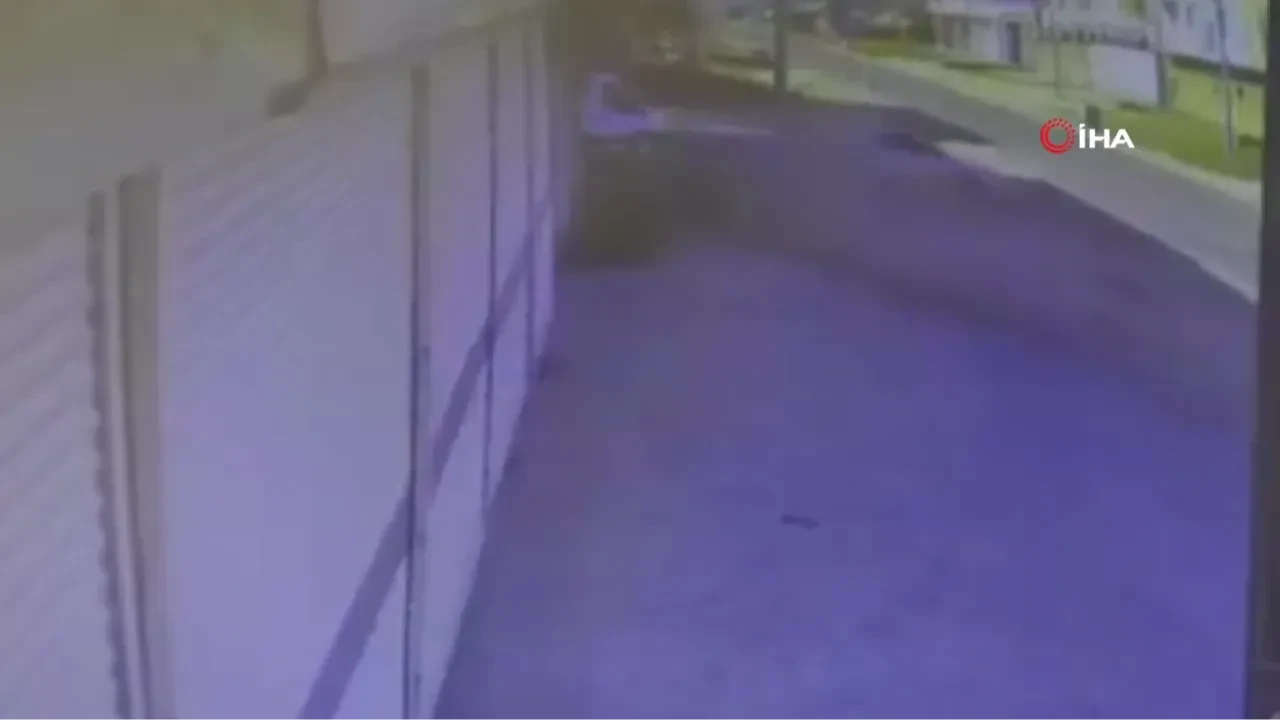 Diyarbakır’da kontrolden çıkan otomobil park halindeki araca çarptı: Feci kaza kamerada!