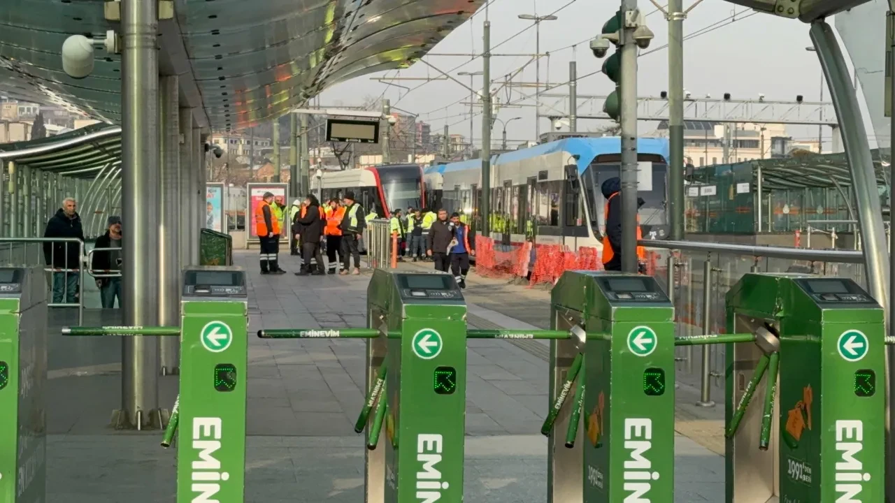 İstanbul’un kalbinde ulaşım durdu! Eminönü’nde Tramvaylar çarpıştı, seferler aksadı
