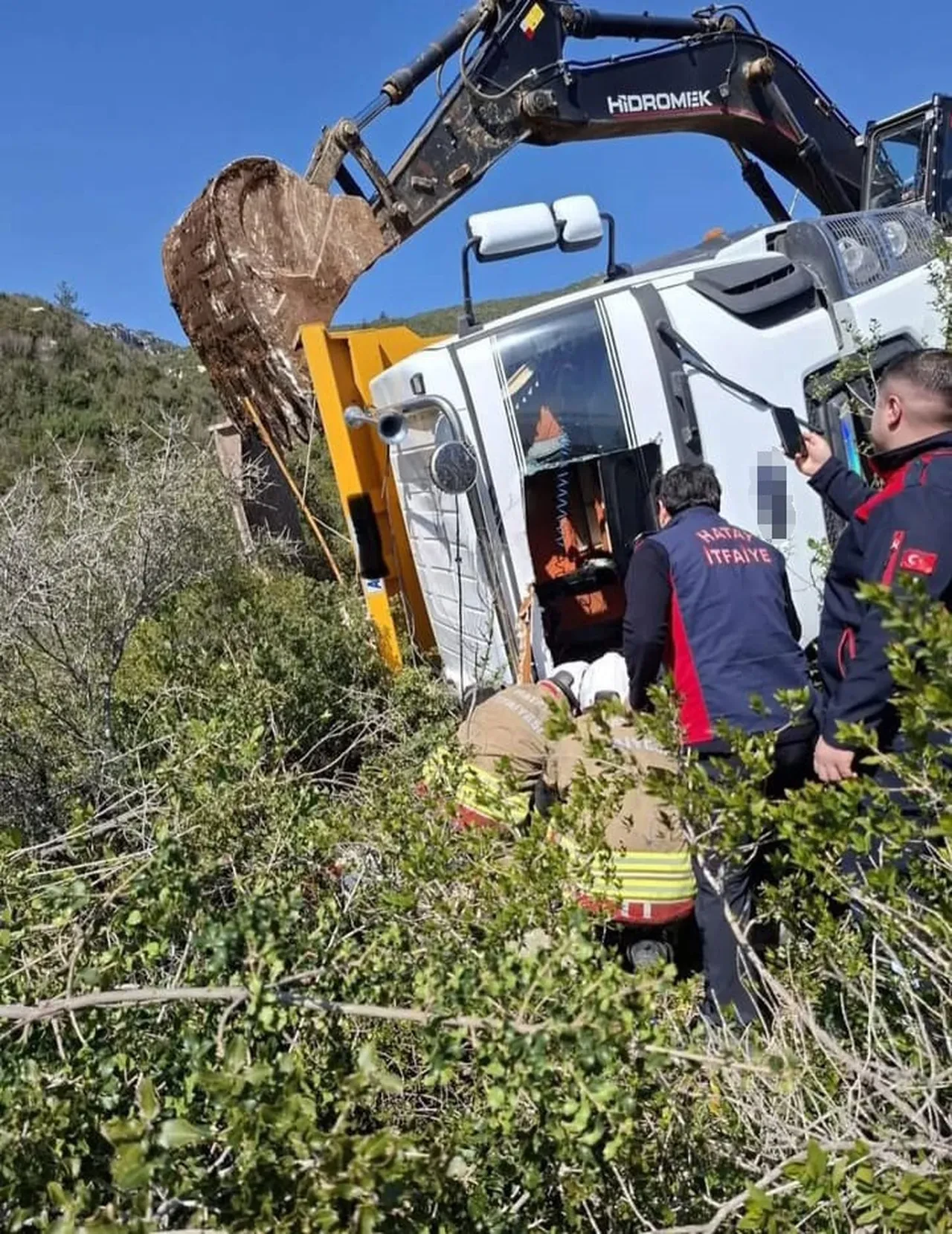 Kamyon sürücüsü feci kazada can verdi