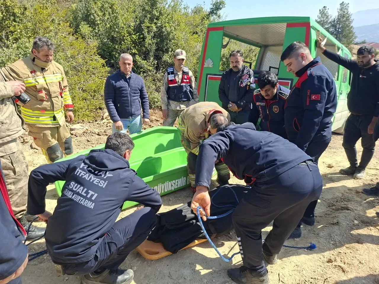 Kamyon sürücüsü feci kazada can verdi
