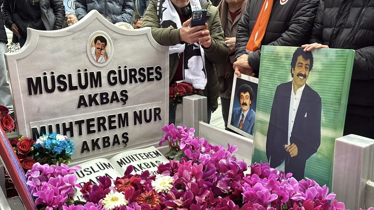 Müslüm Gürses sevenleri duygusal anlar yaşadı! 13. yıldönümünde mezarı başında anıldı