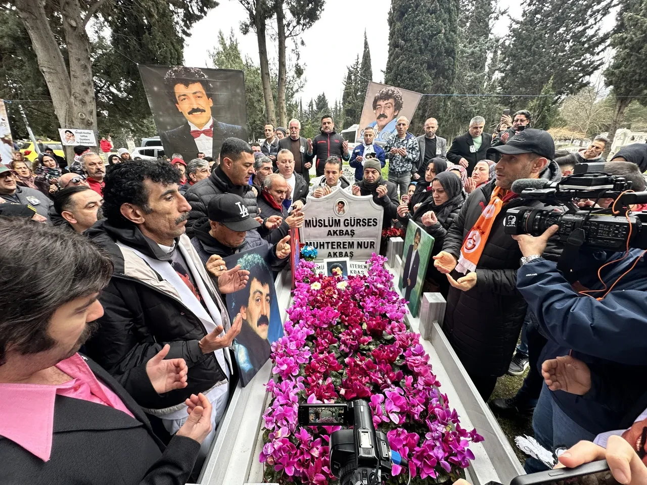 Müslüm Gürses sevenleri duygusal anlar yaşadı! 13. yıldönümünde mezarı başında anıldı